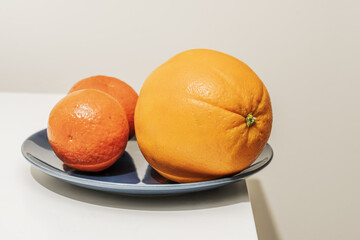 Some pieces of citrus fruits on a blue porcelain plate