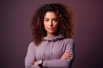 Keuken spatwand met foto Confident woman with curly hair, arms crossed, wearing a lilac hoodie and a watch, exuding a powerful and serious attitude. © EricMiguel