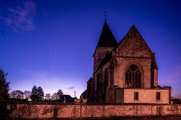 Une sombre église