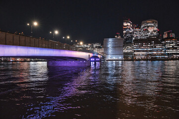 Fototapeta na wymiar bridge at night in london
