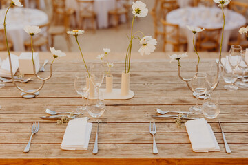 Salle de mariage et décor naturel de bois et de fleurs blanches - 755951153