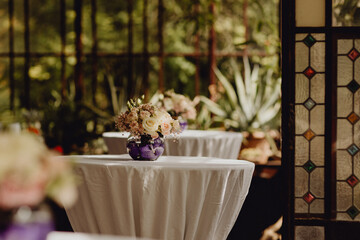 Tables hautes décorées et fleuries pour l'occasion spéciale