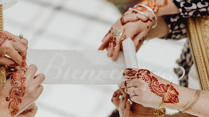Mains de femmes tatouées au henné préparant la décoration du mariage - obrazy, fototapety, plakaty