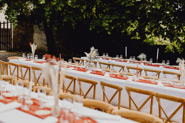 Tables de banquet dressées et décorées pour l'occasion spéciale