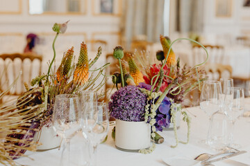 Table de réception fleurie et colorée
