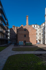 Odrestaurowana Fabryka Aparatów Laboratoryjnych, Armatur i Odlewnia” w centrum warszawy. Stara kamienica w tle przy ulicy Emilli Plater. © smoku7979