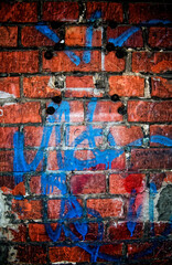 Mur z niebieskim napisem