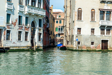 Fototapeta na wymiar Quiet Canal in Venice, Italy, with Historic Buildings