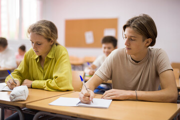 Obraz premium Student is sitting test and answer about task in the classroom.