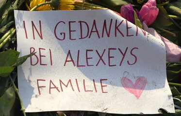 Schild auf den Blumen für Navalny: In Gedanken bei Alexeys Familie