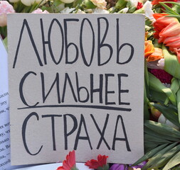 Zettel auf den Blumen für Navalny: 