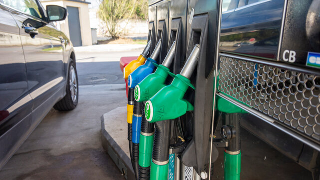pistolets de carburants dans une station service