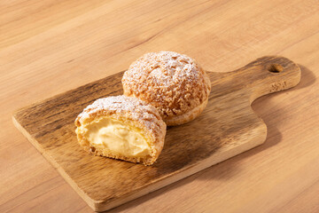 カスタード　クッキーシュークリーム