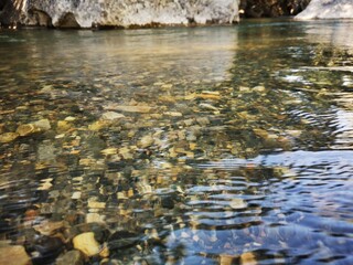 El agua cristalina deja ver las rocas en el fondo