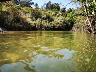 El río hace una pequeña laguna en la explanada