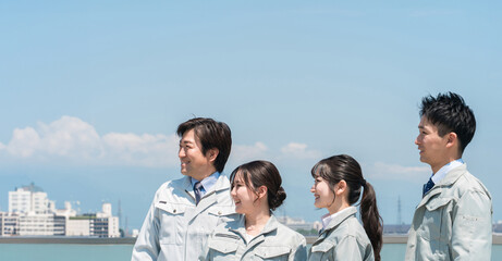 Fototapeta premium 作業着・作業衣服を着た製造業・建築業・運送業・建設業の男女スタッフ 