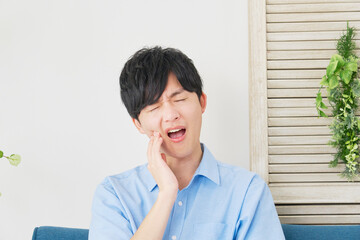 虫歯が痛い若い男性