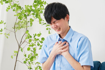 動悸がする若い男性