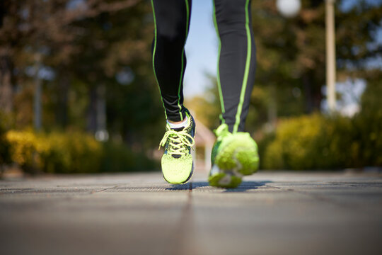 ランニングする男性の足元