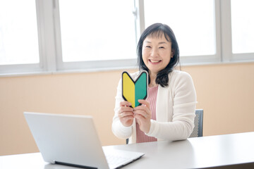 初心者マークとPCと中高年女性