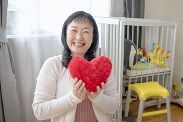 子供部屋とハートを持つ女性