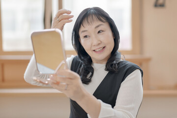 身だしなみを気にする中高年女性