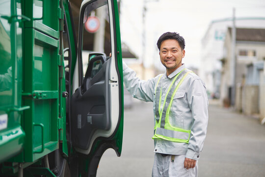 パッカー車と笑っている男性の作業員