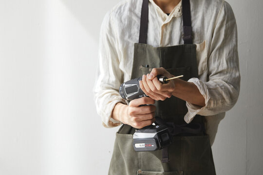 電動ドライバーをセットする男性