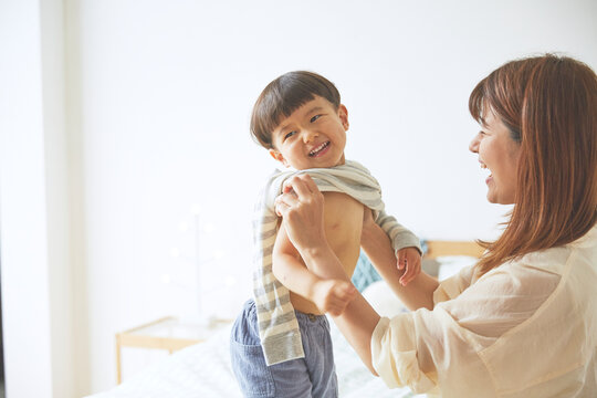 笑顔で着替える男の子