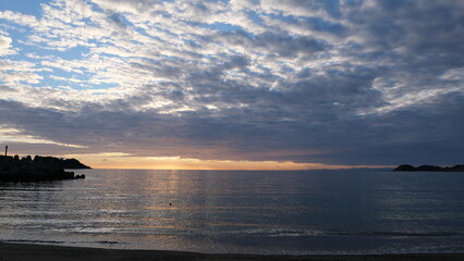 Fototapeta premium 海岸から見る、太陽が海に沈む景色。