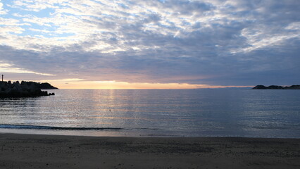 Fototapeta premium 海岸から見る、太陽が海に沈む景色。