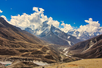Sweeping himalayan vistas with Ama Dablam rising dramatically over the Dudh kosi river and khumbu valley in Nepal