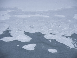 信州　冬景色　湖面が凍結した中綱湖
