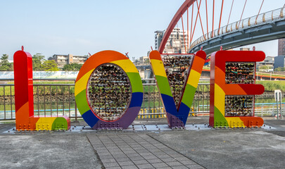 Obraz premium Rainbow sign LOVE along a footpath in downtown Taipei