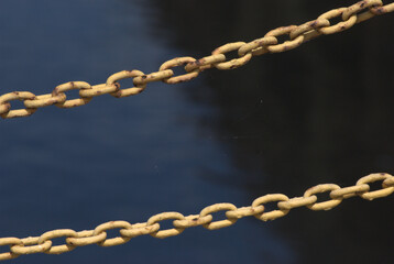 Barcos,cadenas,anclas,agua mar y oceanos todo para navegar.