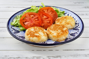 メキシコの四旬節（クアレスマ）の料理　トルティータ・デ・パパ　コピースペースあり
Cuaresma Cuisine from Mexico - Tortita de papa with copy space
