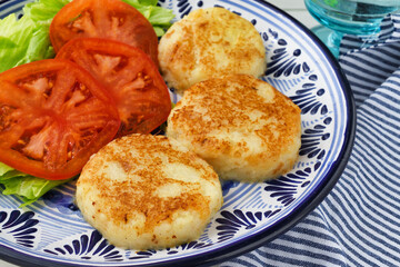 メキシコの四旬節（クアレスマ）の料理　トルティータ・デ・パパ　コピースペースあり
Cuaresma Cuisine from Mexico - Tortita de papa with copy space
