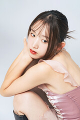 Fototapeta premium おしゃれなヘアメイクの女性のファッションポートレート