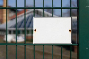 weißes unbeschriftetes Schild an einem Zaun mit Platz für Text - 756142561