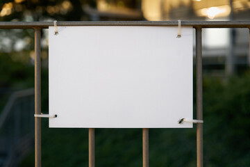 weißes unbeschriftetes Schild an einem Zaun mit Platz für Text - 756142567