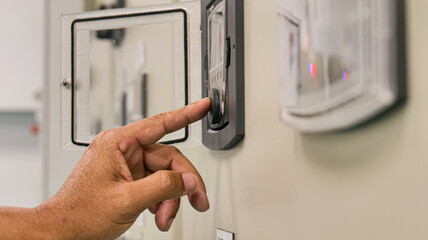 Naklejka premium A person is pressing a button on a wall