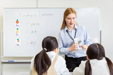 英語を教える先生と生徒　foreign lecturer