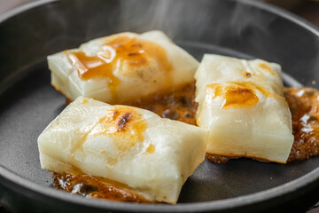 焼き餅　Sprinkle soy sauce on grilled rice cake