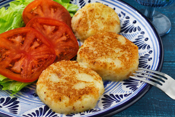 メキシコの四旬節（クアレスマ）の料理　トルティータ・デ・パパ　青背景
Cuaresma Cuisine from Mexico - Tortita de papa on blue background
