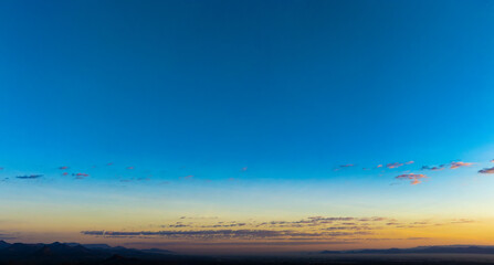 Obraz premium Enjoy panoramic views of the skyline . Sunset in the evening sky with colorful clouds and beautiful cloud patterns Amidst the soft golden light 