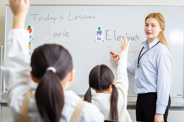 英会話講師と小学生　English conversation instructor