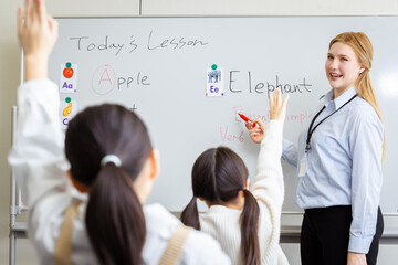 英会話講師と小学生　English conversation instructor