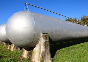 cylindrical tank for storing natural gas at a fuel production facility