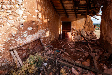Fototapeta na wymiar Abandoned and ruined house in Alhambra