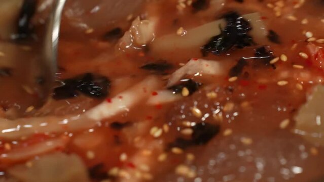 살얼음 육수에 도토리묵과 아삭한 김치를 넣은 시원한 묵사발